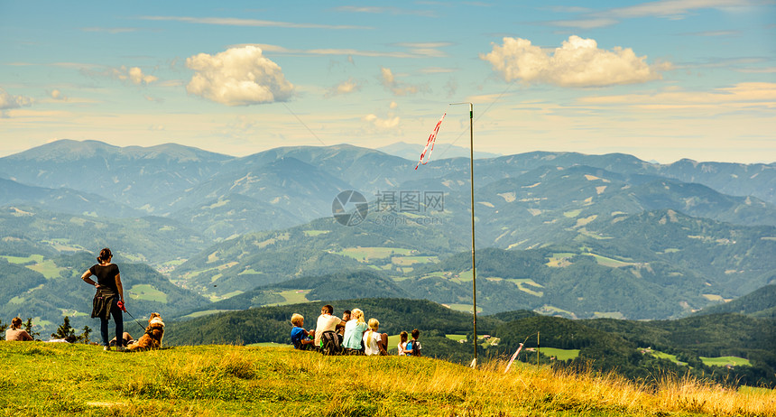 奥地利施科尔特里亚奥地利2019年8月7日从奥地利施特里亚的斯岩石山丘舒克尔峰的景象旅游和远足娱乐场所带着狗的家庭和女人在奥地利图片