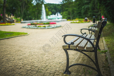 在公园旁边的喷泉坐座休息概念在公园旁边坐座喷泉图片