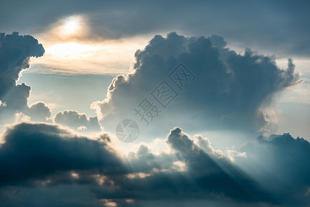 戏剧天空堂的光太阳和云背景图片