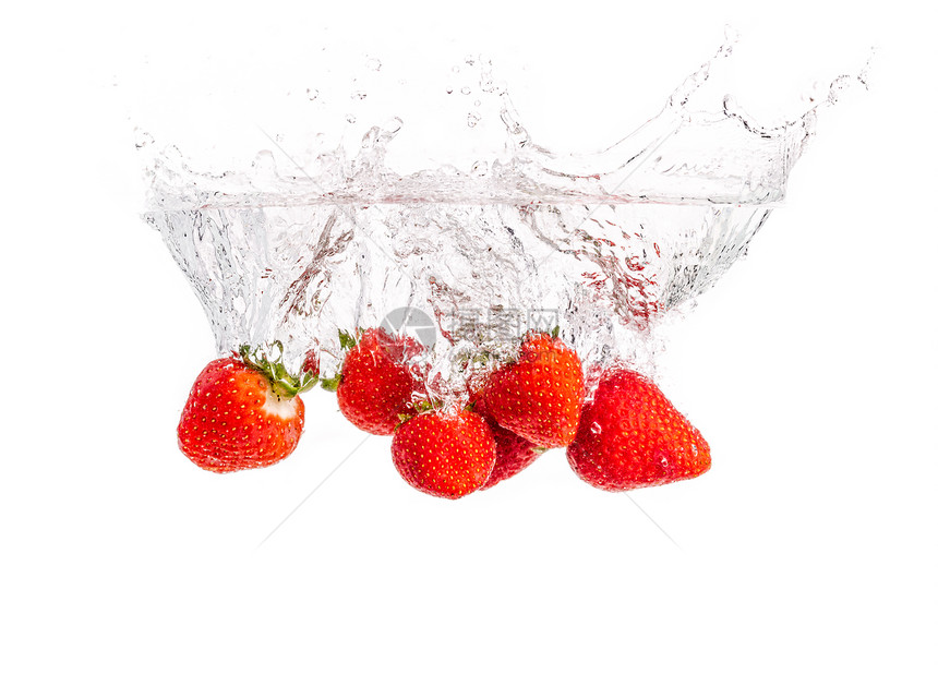 草莓坠入水中导致周围的泡沫健康食品概念白色背景草莓坠入水中造成周围的泡沫健康食品概念图片