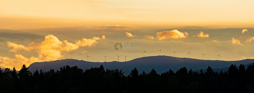 日落时的风车对奥地利橙色天空的风车轮机全景日落时的风车对奥地利橙色天空的风车图片