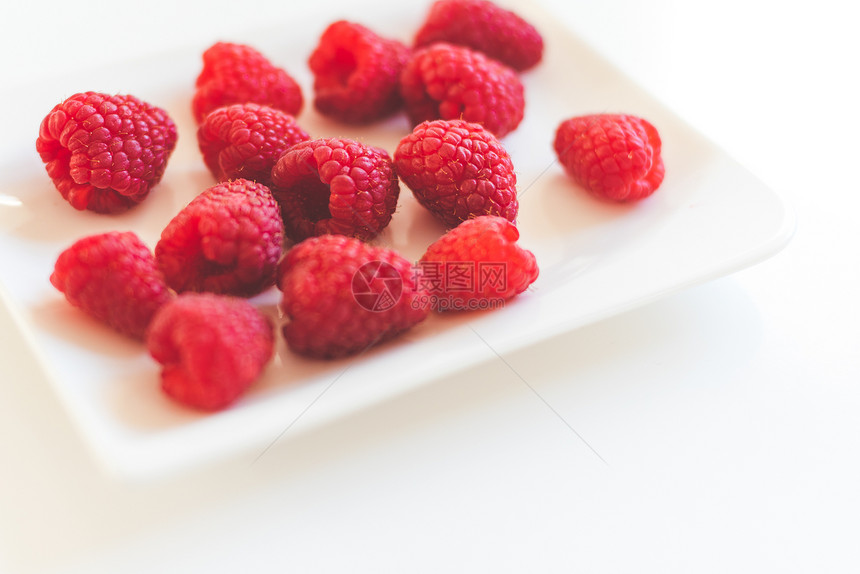 白板上的草莓背景健康概念白背景的图片