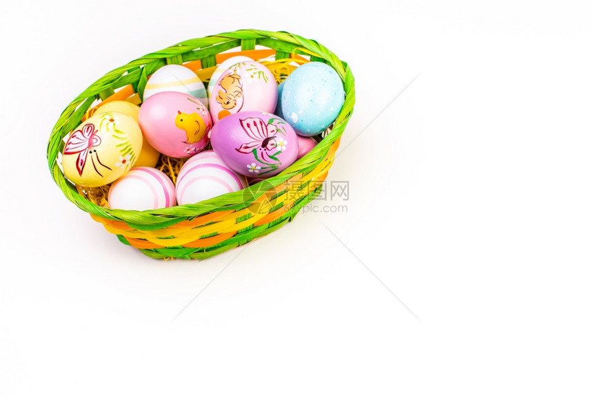 白色背景柳条篮里装满了复活节鸡蛋图片