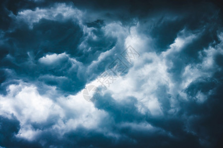 蔚蓝的云朵点缀着戏剧天空自然背景蔚蓝的云朵点缀着戏剧天空图片