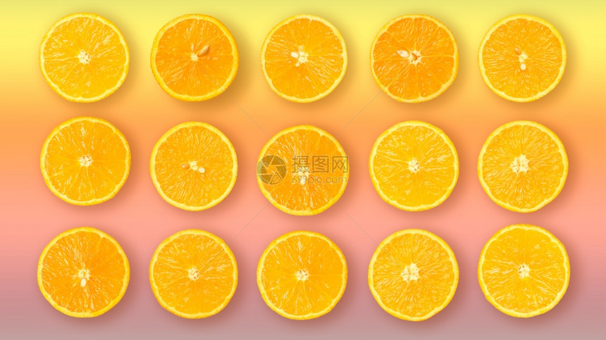 在糊面彩色背景中将半切有机橙子排成一行的背景半切生物橙子的背景糊面彩色图片