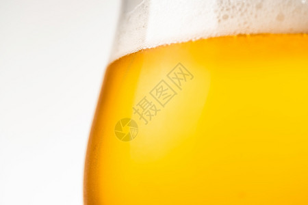 白色背景的冷金啤酒杯复制文本空间白色背景的啤酒杯图片