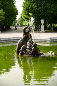 奥地利维也纳201378年Schonbrunn帝国宫殿内花园和绿景色旅游者步行和拍摄许多喷泉之一的照片著名旅游目地教科文组织维也背景图片