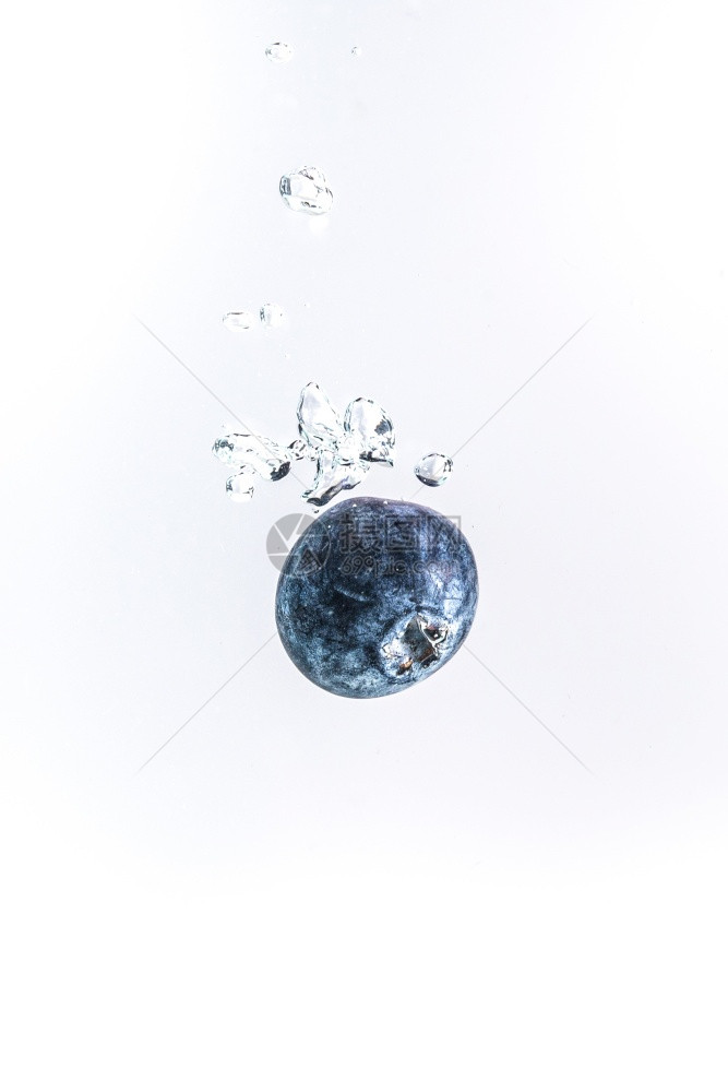 一个有机蓝莓沉入水中空气泡是白色的一个有机蓝莓沉入清澈的水中图片