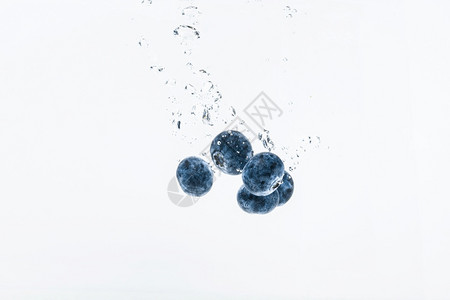有机蓝莓沉入水中空气泡是白色的有机蓝莓沉入清澈的水中图片