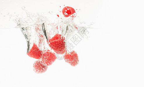 白色背景下水的新鲜草莓健康食品概念白色背景下水的新鲜草莓图片
