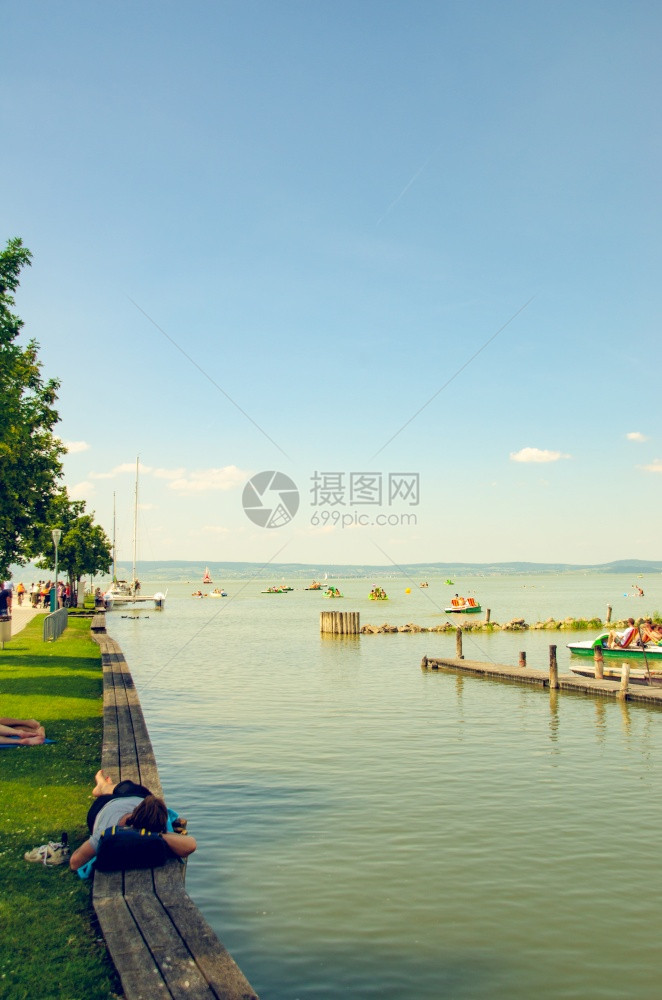 奥地利Podersdorf2015年6月7日著名的Neusiedl湖布列根兰人们游泳渔船在湖上航行参观繁忙的湖边海滩旅游目的地著图片