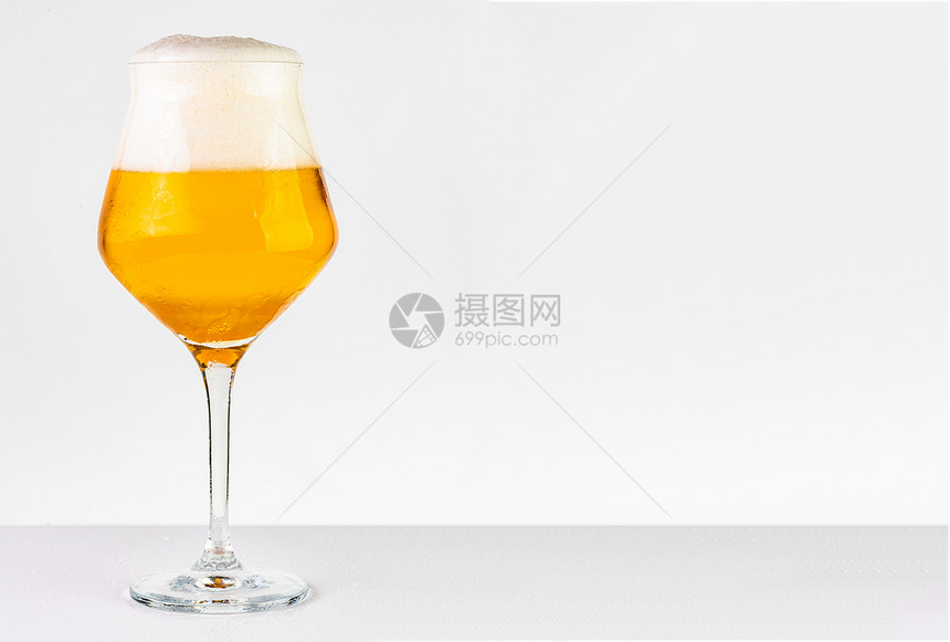 一杯冷冰冰的金色啤酒背景是白色的一杯白底啤酒图片