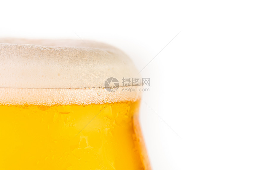 一杯冷冰冰的金色啤酒背景是白色的一杯白底啤酒图片