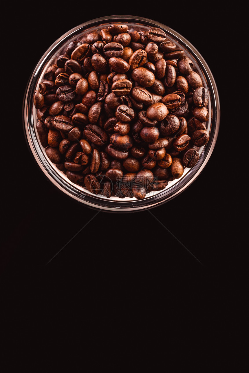 玻璃罐中的咖啡豆站在黑色背景上从层复制空间查看玻璃罐中的咖啡豆站在黑色背景上图片