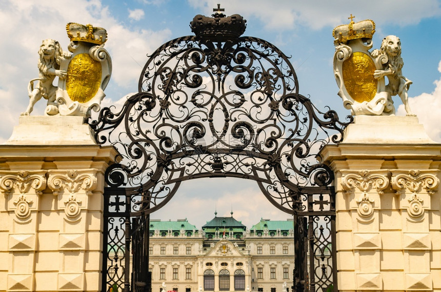 奥地利维也纳2013年7月9日进入贝尔韦代雷宫上游的大门进入贝尔韦代雷宫上游的大门图片