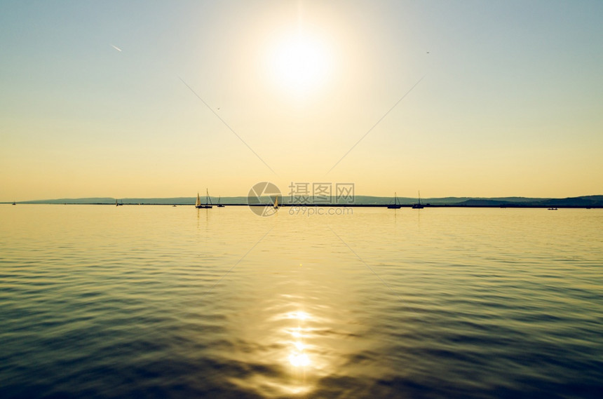 著名的Neusiedl湖布尔金兰在湖上航行的船只图片