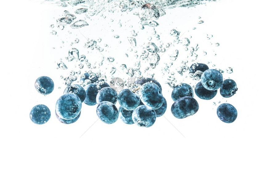 蓝莓在水下沉其气泡孤立在白色背景上抗氧化水果主题蓝莓在水下沉其气泡孤立在白色背景上图片
