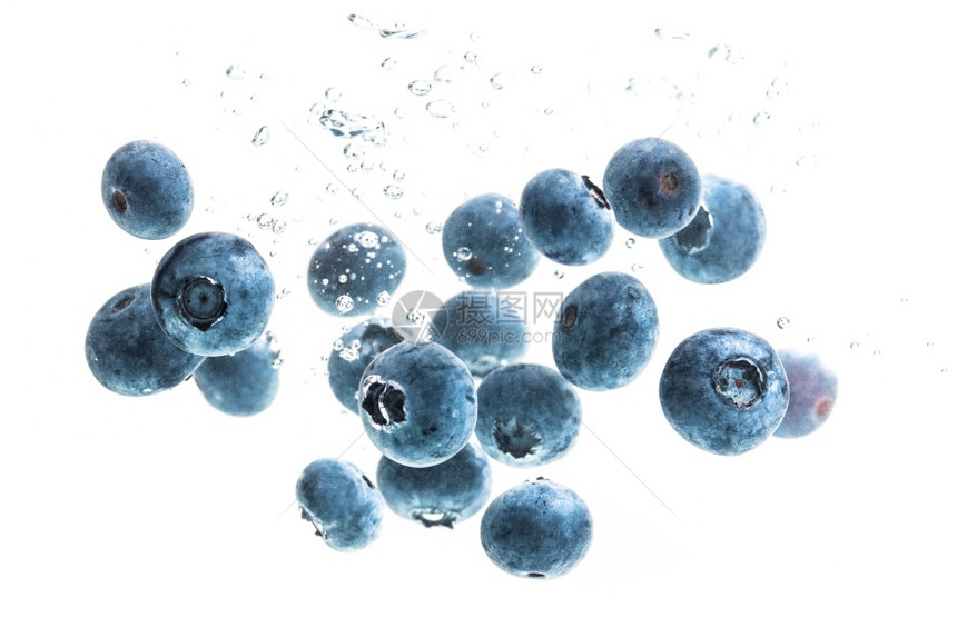 蓝莓在水下沉其气泡孤立在白色背景上抗氧化水果主题蓝莓在水下沉其气泡孤立在白色背景上图片