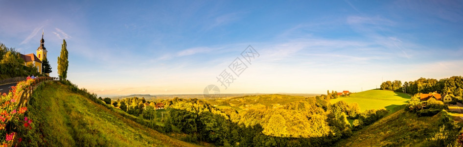 KitzeckimSaussal旅游目的地KitzeckSaussal日落期间在奥地利农村区葡萄园的秋色全景图片