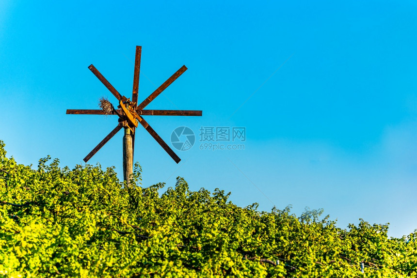 日落时在奥地利南方锡德葡萄酒园的风磨厂打线日落时在奥地利南方锡德葡萄酒园打风线日落时在奥地利南方锡德葡萄酒园打风线图片