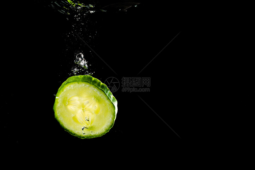 切片黄瓜喷洒在黑底孤立的水中健康和化妆品概念水下健康和化妆品概念图片
