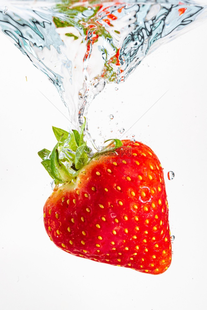 草莓在水底深处沉没果实在白底的清水中沉没抗氧化剂概念草莓在水底深处大量喷洒水果在白底的清中沉没图片