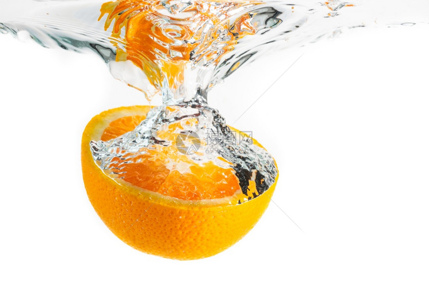 橘子半水喷入中白底沉没柑橘饮料概念健康食物图片