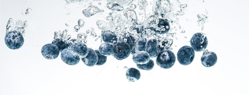 蓝莓沉入水中白色背景有气泡标语照片贝里尔背景图片
