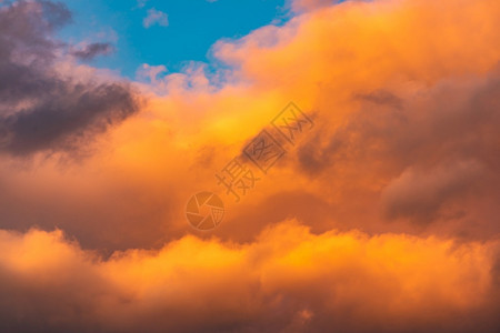 日落的云橙色和糊天空背景图片
