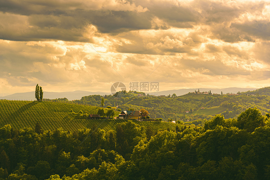 著名葡萄酒国Styria南部苏尔兹塔地区Gamlitz镇Gamlitz镇著名的葡萄酒国Styria南部苏尔兹塔地区的Gamlit图片