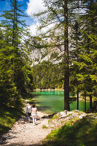 绿湖施蒂里亚奥地利2016年5月日GrunerSee访问地点旅游目的垂直照片两名女孩向湖边走去奥地利施蒂里亚的绿湖景观Grune背景图片