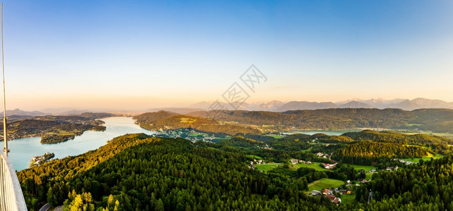奥地利沃瑟西卡恩湖和山的全景图从湖上的金字塔塔和克拉根福地区俯瞰奥地利沃瑟塞卡滕旅游区全景湖和山背景图片