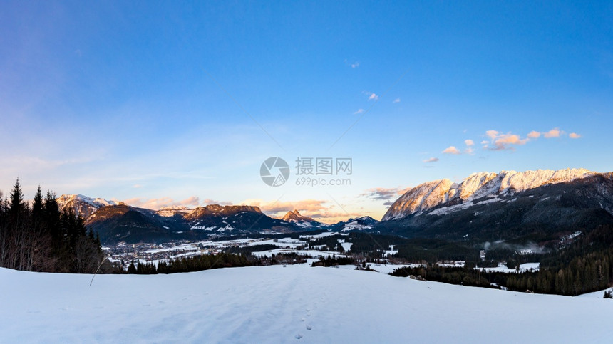 奥地利施蒂里亚山奥地利斯提里亚山奥地利巴德米特尔多夫山度假胜地周围雪的景象图片