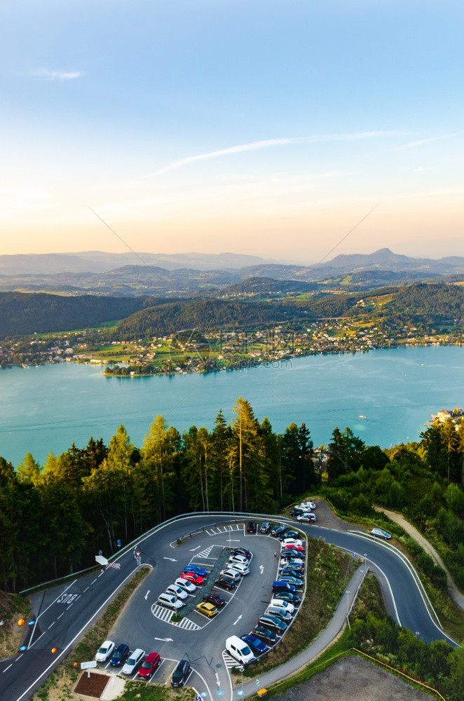 奥地利沃瑟西卡恩湖和山的全景图从湖上的金字塔塔和克拉根福地区俯瞰奥地利沃瑟塞卡滕旅游区全景湖和山图片