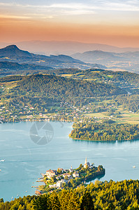奥地利沃瑟西卡恩湖和山的全景图从湖上的金字塔塔和克拉根福地区俯瞰奥地利沃瑟塞卡滕旅游区全景湖和山背景