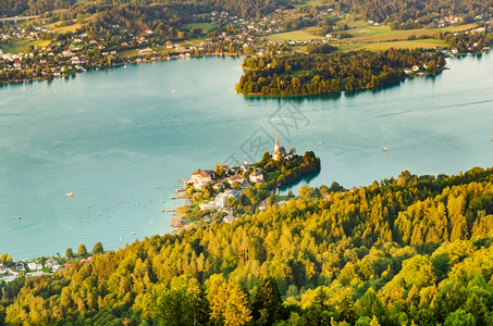 奥地利沃瑟西卡恩湖和山的全景图从湖上的金字塔塔和克拉根福地区俯瞰奥地利沃瑟塞卡滕旅游区全景湖和山背景图片