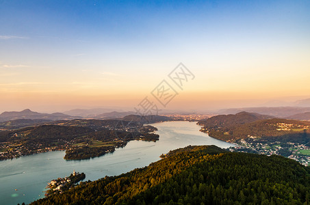 奥地利沃瑟西卡恩湖和山的全景图从湖上的金字塔塔和克拉根福地区俯瞰奥地利沃瑟塞卡滕旅游区全景湖和山背景