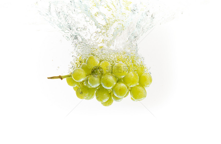 一组绿色葡萄随气泡冲入清澈的水中孤立在白色背景上产品标签主题一群绿色葡萄随气泡冲入清澈的水中图片