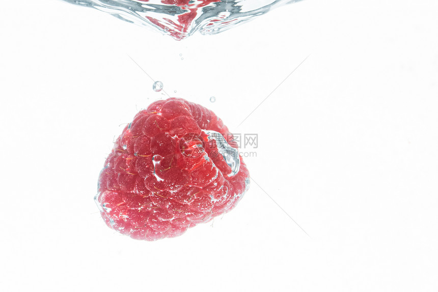 白背景的淡水草莓落在孤立于白背景的水中健康食品概念白背景的淡水草莓落在孤立于白背景的水中健康食品图片