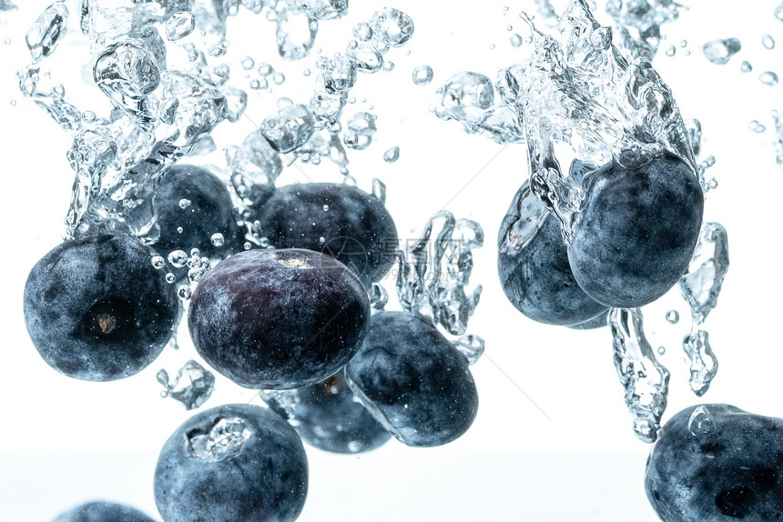 蓝莓沉入水中气泡是白色的图片
