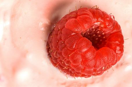 酸奶中新鲜的草莓从顶部查看酸奶中的草莓图片