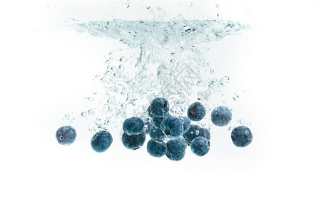 蓝莓沉入水中空气泡为白色背景蓝莓沉入白色背景的水中图片