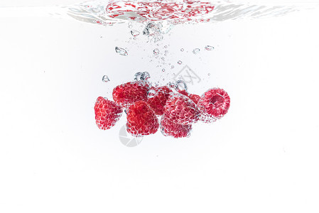草莓喷洒到清水中空气泡沫背景的清水中图片