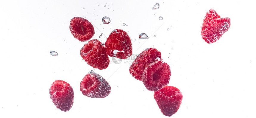 草莓随着气泡冲入水晶清中图片