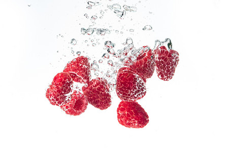 草莓随着气泡冲入水晶清中高清图片