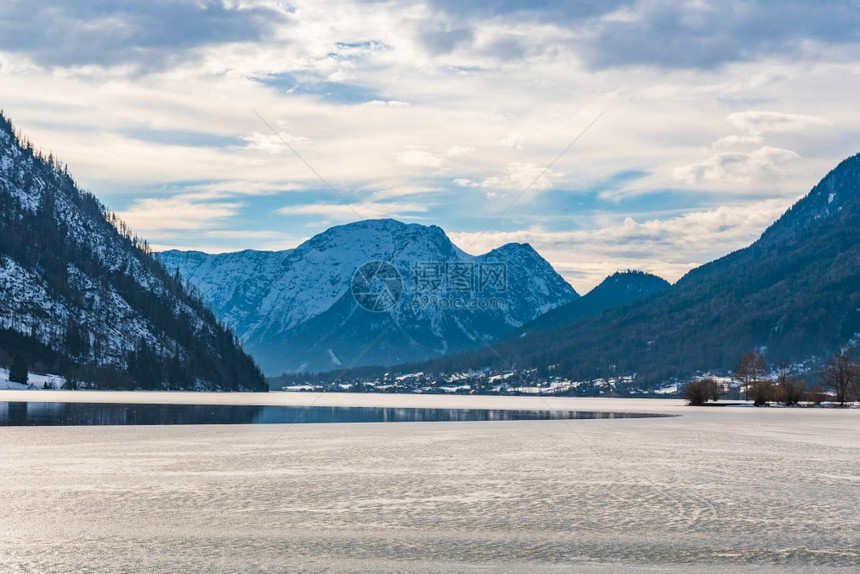 在奥地利格伦德尔西晴朗的寒冷地貌蓝色的天空冬冰冻的湖图片