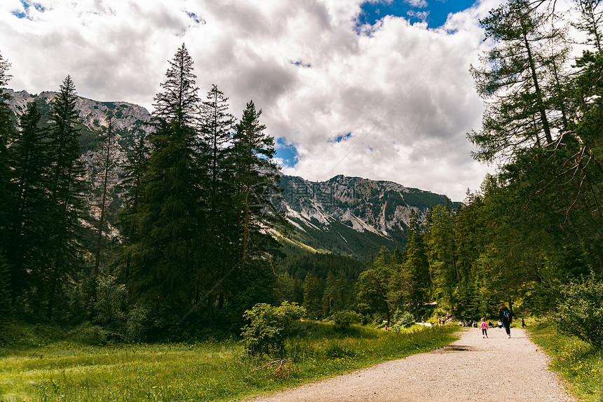 TragoessStyriaAustria1207一个美丽的湖叫做绿GrunerSee旅游点满是环湖走动的游客一个美丽的湖叫做奥图片