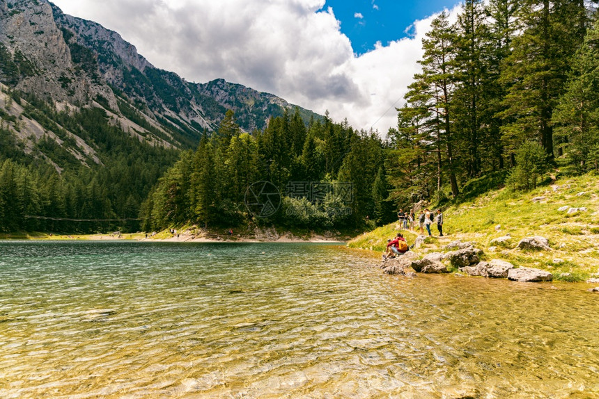 TragoessStyriaAustria1207一个美丽的湖叫做绿GrunerSee旅游点满是环湖走动的游客一个美丽的湖叫做奥图片