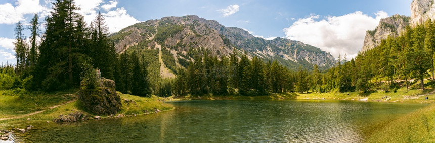 TragoessStyriaAustria1207一个美丽的湖叫做绿GrunerSee旅游点满是环湖走动的游客一个美丽的湖叫做奥图片