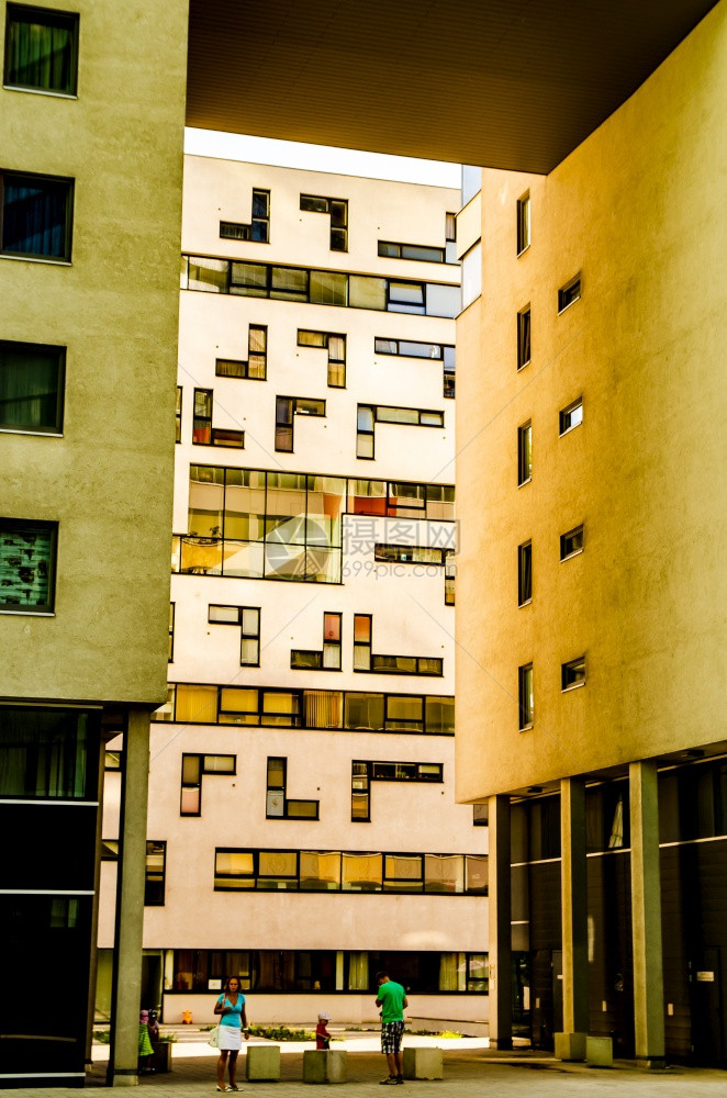 维也纳奥地利2013年8月4日在维耶贝堡市欧洲住宅楼金属玻璃和混凝土的现代建筑中查看维也纳夏季时间维也纳奥地利现代建筑中的现代查图片